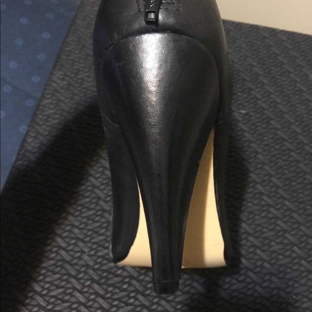 Beautiful shoes. - Picture 2 of 6